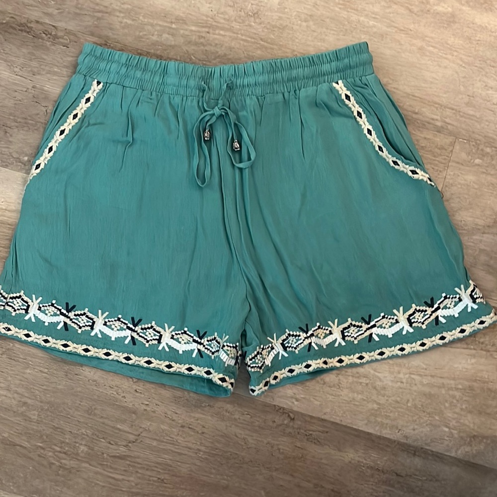 Hei Hei embroidered shorts with adjustable waist with tie and pockets!